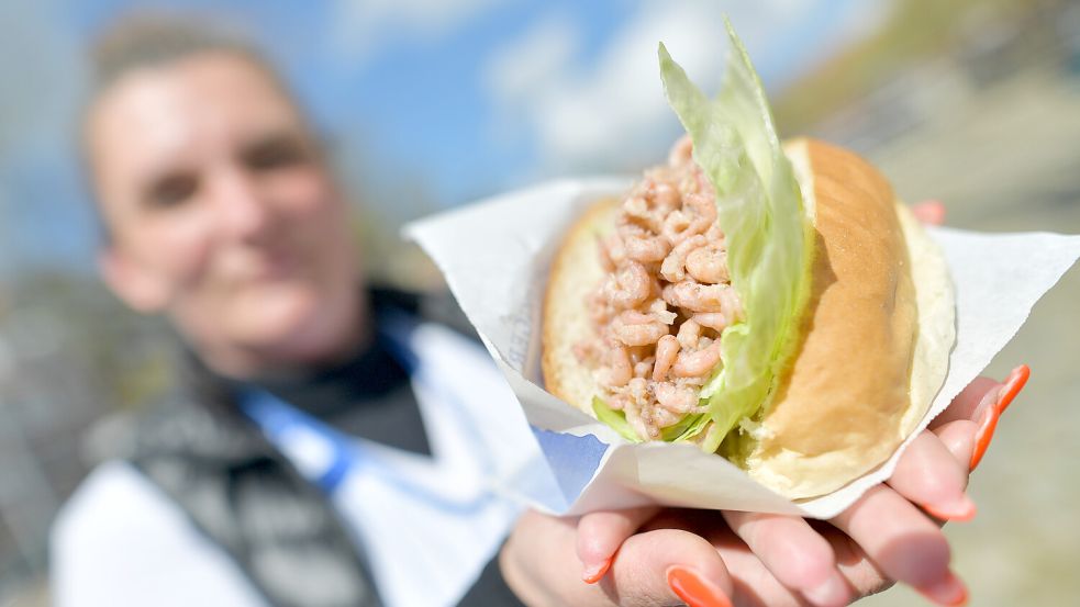 Nicht nur in der Saison in Ostfriesland heiß begehrt: das Krabbenbrötchen. Foto: Klaus Ortgies/Archiv