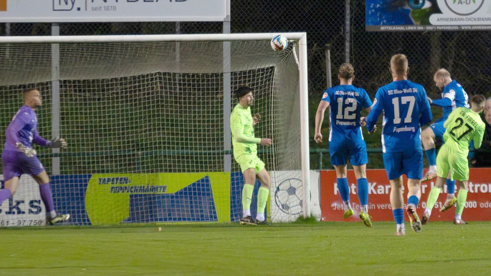 Papenburgs „Ostfriesen-Torjäger“ Ole Eucken schlug auch wieder zu, zweimal per Kopf. Hier erzielt er das 1:0. Foto: Heiner Lohmann