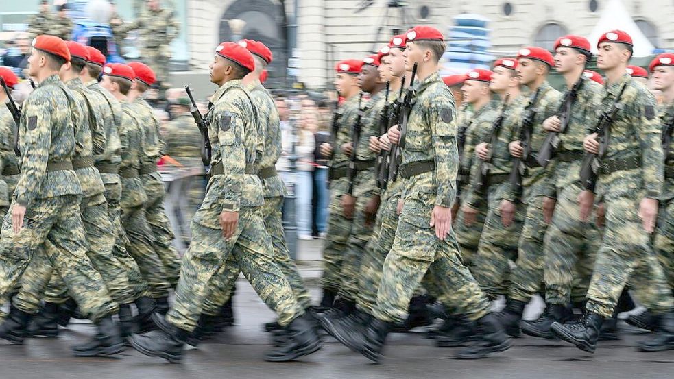 Ein Gericht entschied: Auch Männer in der österreichischen Armee dürfen eine Pferdeschwanz-Frisur tragen. (Symbolbild) Foto: Max Slovencik
