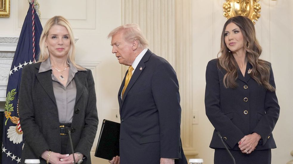 Bondi und Noem sind nicht mehr Teil von Trumps Regierung. (Archivbild) Foto: Evan Vucci/AP/dpa