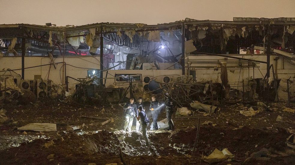 In der Stadt Petach Tikva bei Tel Aviv schlug ein Geschoss ein. Foto: Itai Ron/dpa
