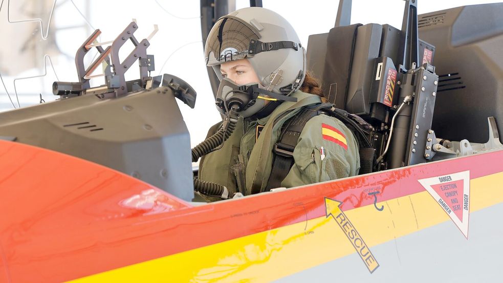 Leonor gilt als verträumt und schüchtern, aber auch als besonnen und gut organisiert. Hier absolviert sie ihren ersten Soloflug. (Archivbild) Foto: Casa De S.M. El Rey/EUROPA PRESS