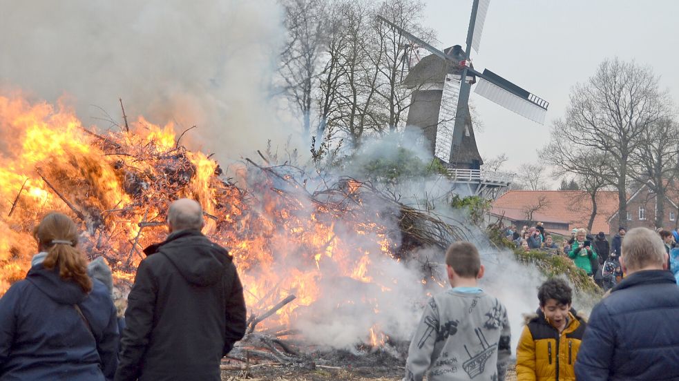 Auch in diesem Jahr lodern wieder zahlreiche Osterfeuer im Landkreis Aurich – so wie hier 2023 in Sandhorst. Foto: Neelke Harms