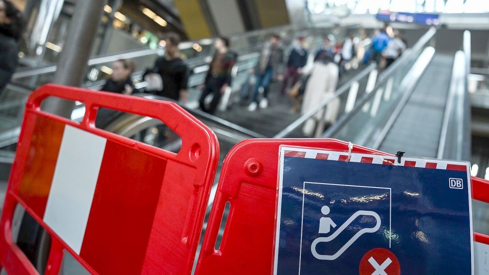 Die allermeisten Rolltreppen im Berliner Hauptbahnhof fahren nach Angaben der Bahn wieder. (Archivbild) Foto: Britta Pedersen/dpa