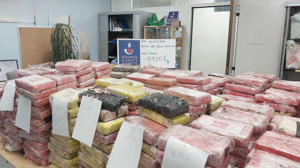 In einem vom französischen Zoll gestoppten Laster befanden sich neben Blumenerde auch 998 Kokainpakete. (Handout-Foto) Foto: -/Zoll Frankreich/dpa