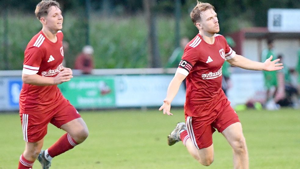 Viel zu feiern hatte TuRa 07 Westrhauderfehn in dieser Saison im Bezirkspokal. Für das Viertelfinale gegen Vechta ist der Einsatz von Jaspar Weber (rechts) fraglich. Foto: Hans Damm