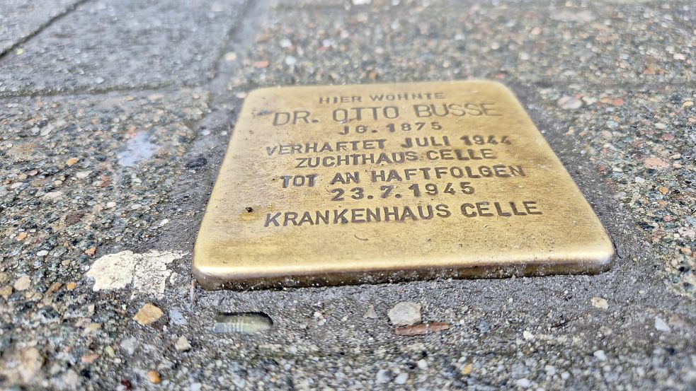 Vor dem ehemaligen Wohnhaus von Otto Busse in Osnabrück am Erich-Maria-Remarque-Ring, früher Riedenstraße, erinnert ein Stolperstein an den Arzt. Er wurde denunziert und starb im Juli 1945 an den Folgen der Gestapo-Haft. Foto: Markus Pöhlking