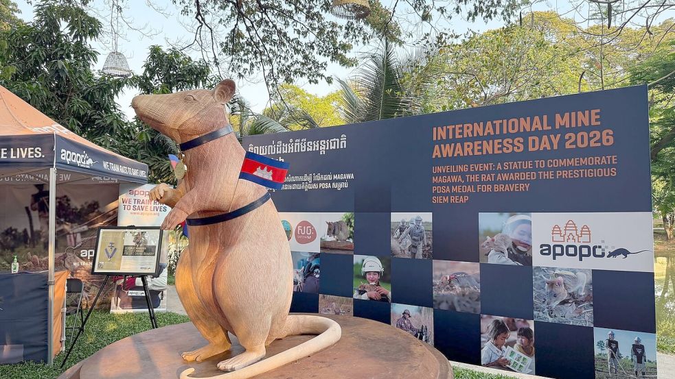 Magawas Denkmal steht im Zentrum der Kleinstadt Siem Reap. Foto: Carola Frentzen/dpa