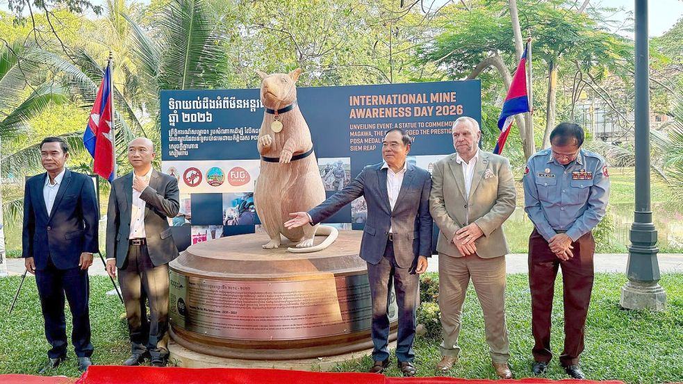 Auch Politiker kamen zur feierlichen Enthüllung. Foto: Carola Frentzen/dpa