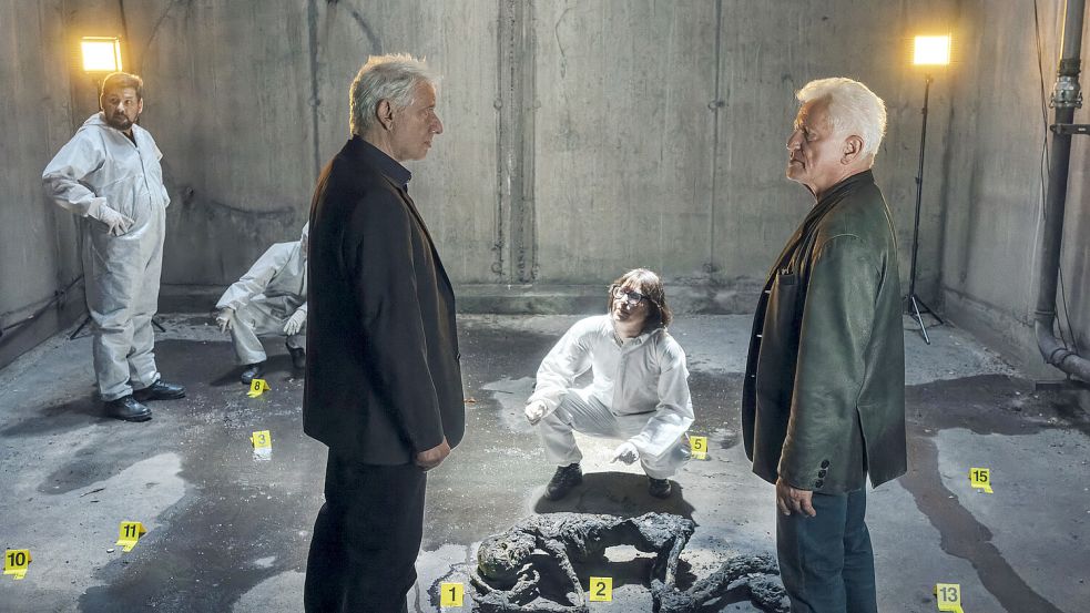 Düster: Kriminalhauptkommissar Franz Leitmayr (Udo Wachtveitl l.), Rechtsmedizinerin Dr. Roswitha Schwarz-Fischer (Eva Karl-Faltermeier) und Kriminalhauptkommissar Ivo Batic (Miroslav Nemec) am Tatort mit der verkohlten Leiche unter dem St. Quirin Platz. Foto: © BR/NEUESUPER GmbH/Hendrik Heiden