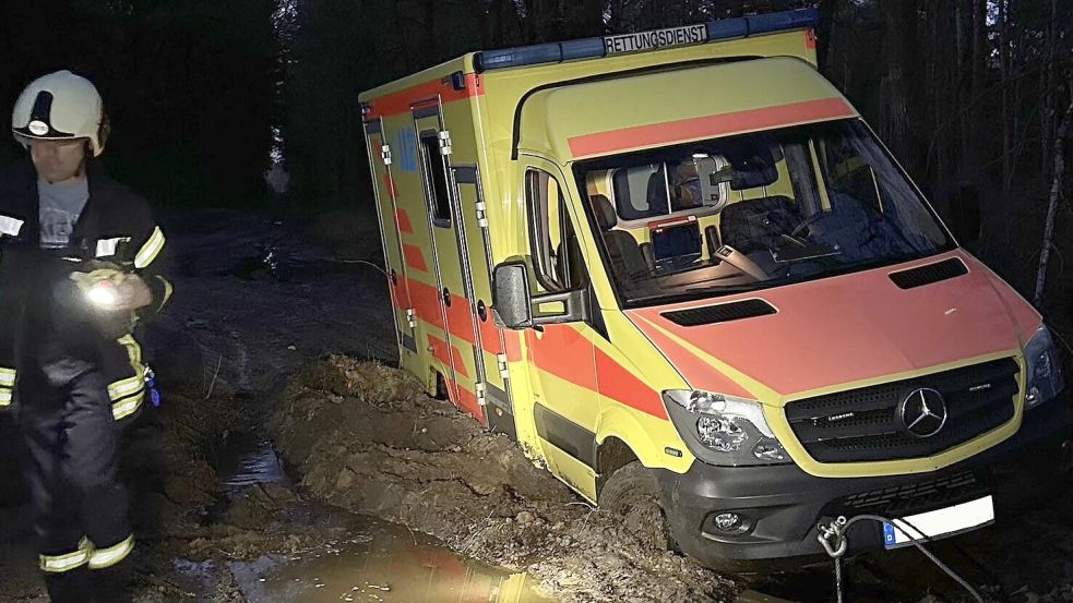 Das Rettungsfahrzeug war bis auf Achshöhe versunken und bewegungsunfähig. Foto: M. Campen/Feuerwehr Wiesens