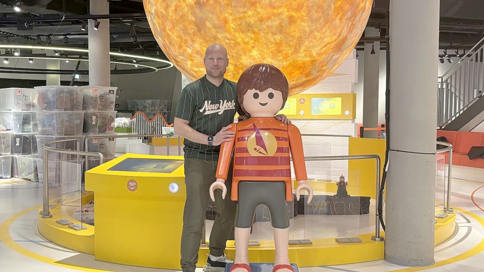 Oliver Schaffer hat die Playmobil-Welten geschaffen, die zurzeit im EEZ ausgestellt werden. Foto: Jurij Babanin