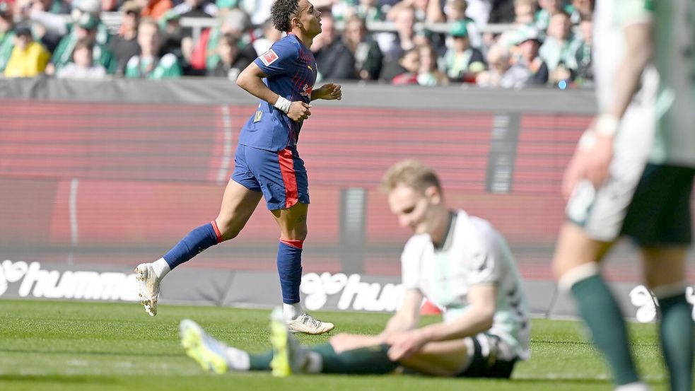 Leipzig oben, Werder am Boden: Antonio Nusa (l) jubelt über sein Tor zum 0:1. Foto: Carmen Jaspersen