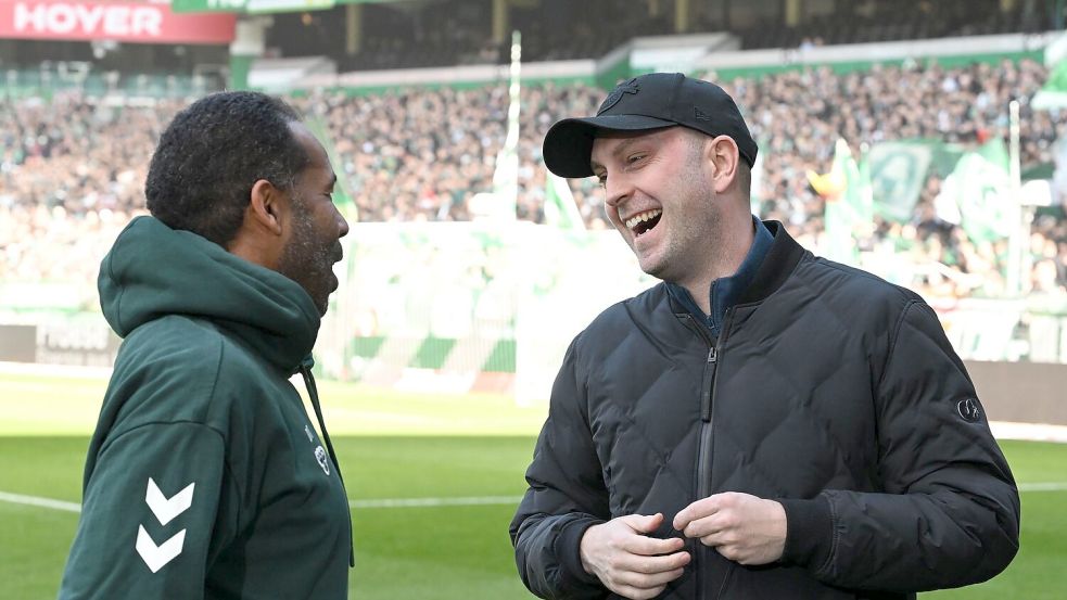 Werder-Trainer Daniel Thioune (l) im Gespräch mit dem Ex-Bremern-Coach Ole Werner, der nun RB Leipzig trainiert. Foto: Carmen Jaspersen