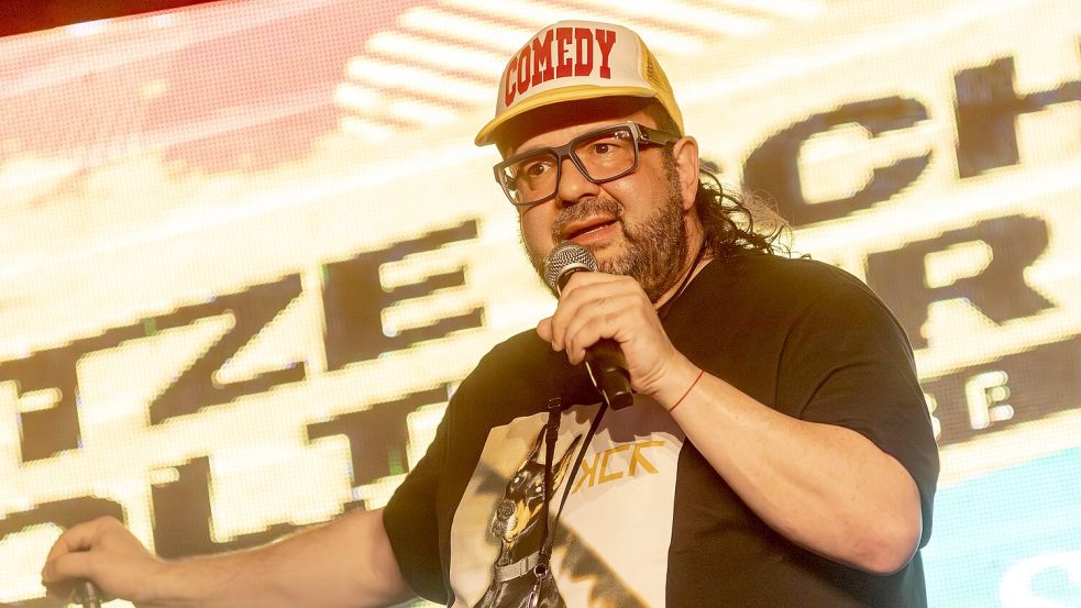 Comedian Oliver Polak ist am 8. April 2026 im Osnabrücker Rosenhof zu Gast. Unser Foto entstand im Sommer 2025 beim Heimspiel des gebürtigen Papenburgers im Emsland. Foto: Lars Schröer