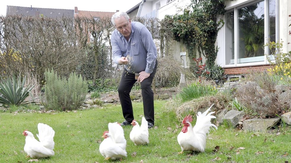 Michael Schratz lässt seine Zwerghühner regelmäßig im Garten laufen. Foto: Heike Fritsch