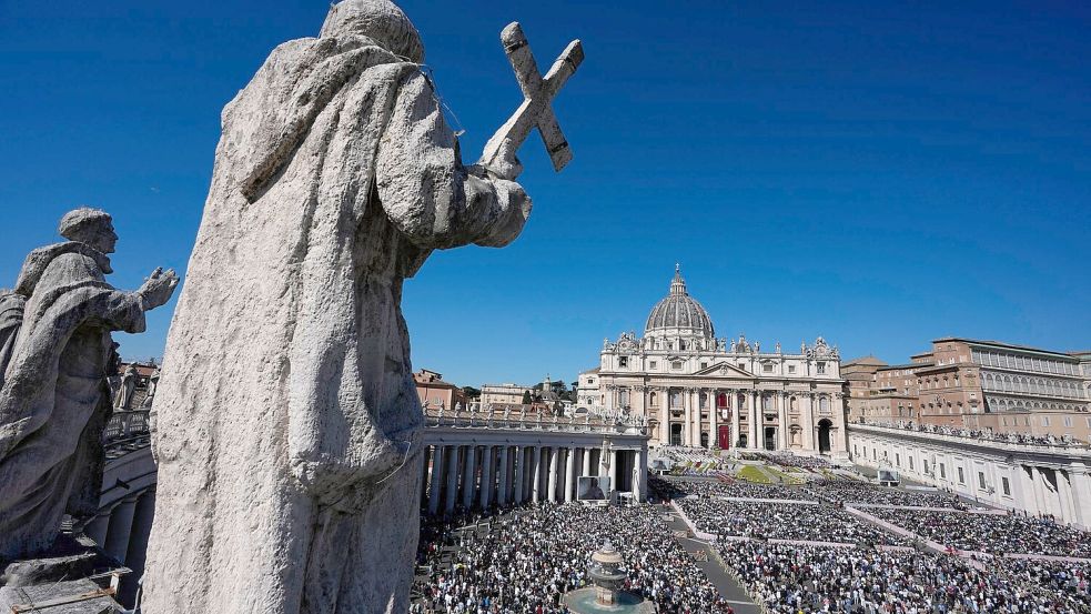 Mehrere Zehntausend Menschen nahmen auf dem Petersplatz an der Ostermesse teil. Foto: Alessandra Tarantino