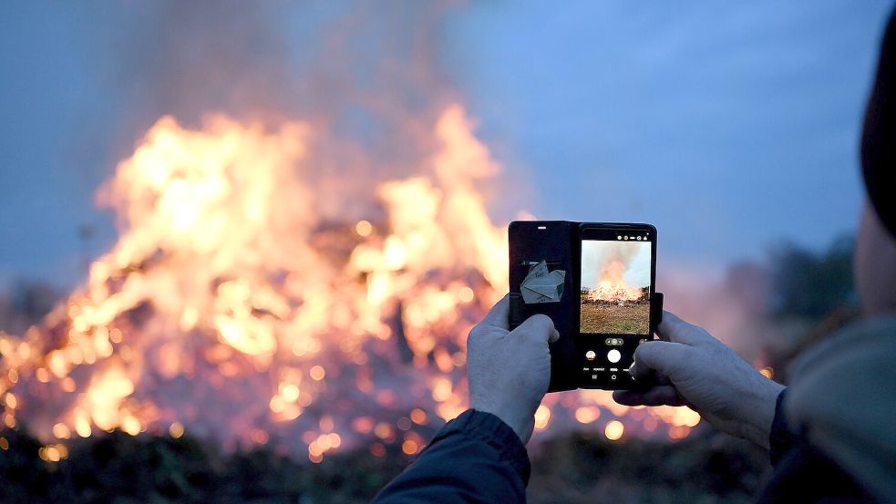 Viele Osterfeuer brannten am Karsamstag in Ostfriesland – und wir haben die Fotos. Foto: Melchert Stromann