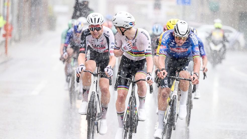 Pogacar (M) ließ sich auch vom Platzregen nicht stoppen. Foto: David Pintens