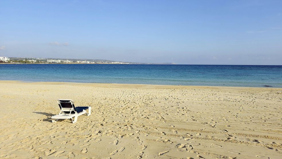 Normalerweise sind die Strände auf Zypern zu Ostern voll, doch nicht in diesem Jahr. Durch den Irankrieg sind die Buchungen um 50 Prozent zurückgegangen. Foto: IMAGO/imagebroker