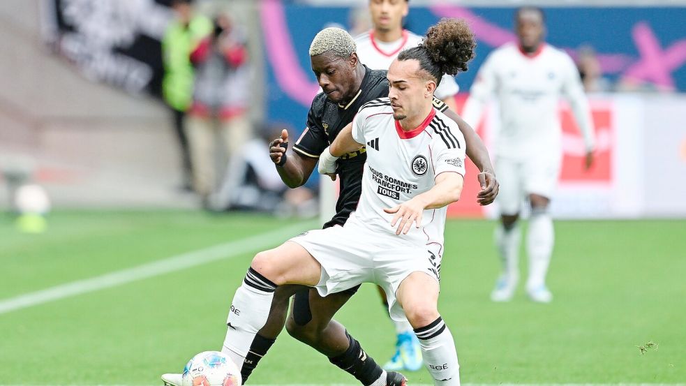 Der 1. FC Köln um Ragnar Ache (l) hatte gegen Eintracht Frankfurt um Arthur Theate früh im Spiel eine Topchance. Foto: Uwe Anspach