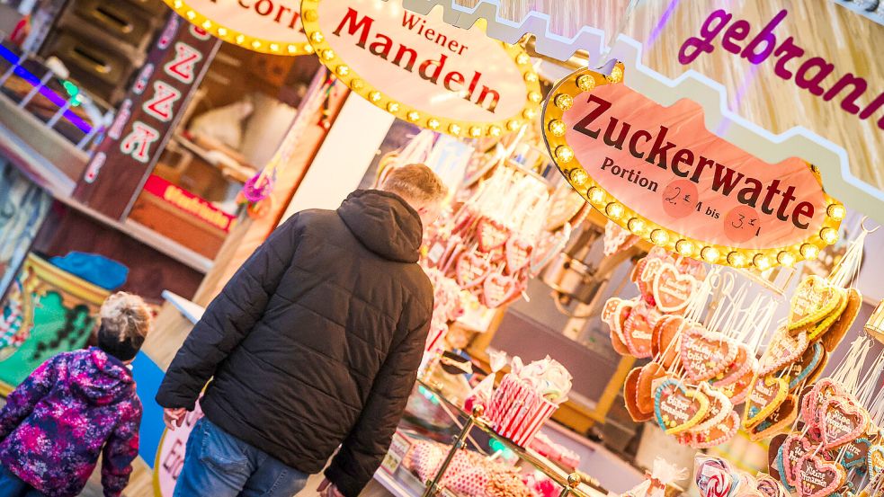 Etwas Süßes? Oder in ein Fahrgeschäft? Der Ostermarkt in Emden hatte auch am Ostersonntag geöffnet. Foto: Jens Doden