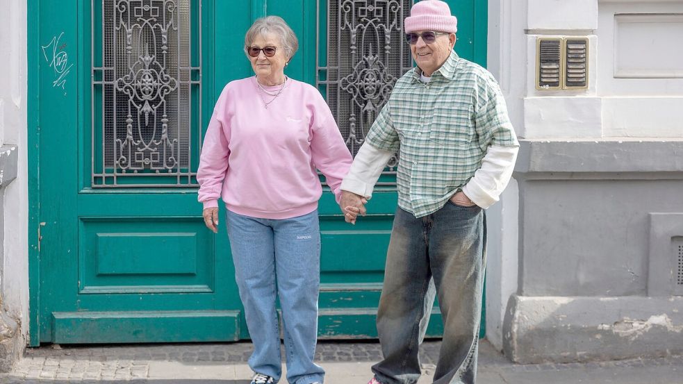 Videos von Angela und Alojz Abram erreichen zum Teil ein Millionenpublikum. Foto: Helmut Fricke/dpa