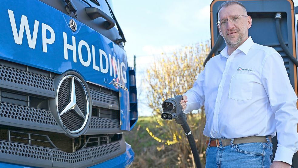 Mike Henniger leitet den Fuhrpark der WP Spedition in Zwickau. Seit einigen Jahren setzt er auch auf Elektro-Lkw. Geladen werden die Akkus vorrangig auf dem eigenen Firmengelände. Foto: David Hammersen