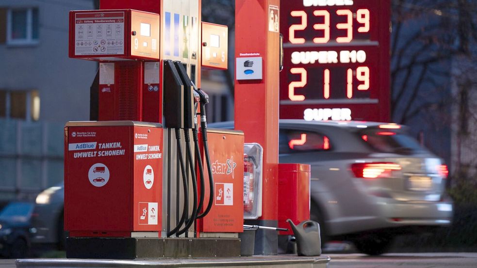 Auch in Deutschland sind die Spritpreise infolge des Iran-Kriegs und der Blockade der Straße von Hormus sprunghaft angestiegen. (Archivbild) Foto: Sebastian Kahnert