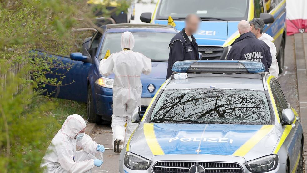 Die Spurensicherung war am Sonntag noch vor Ort. Foto: Kevin Schößler/dpa