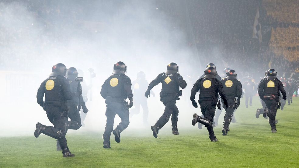 Die Polizei versuchte, Dynamo-Fans wieder in ihren Block zurückzudrängen. Foto: Sebastian Kahnert