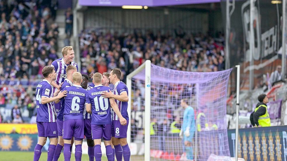 3. Liga - 25/26 - VfL Osnabrück - 1. FC Schweinfurt 05 am 04.04.2026 an der Bremer Brücke in Osnabrück Jubel, Torjubel, Torschuetze, Torschütze Frederik Christensen (Osnabrueck) jubelt nach seinem Tor zum 4:0 mit Robert Tesche (Osnabrueck), Niklas Wiemann (Osnabrueck), Bryan Henning (Osnabrueck), Jannik Müller / Mueller (Osnabrueck), Kai Pröger / Proeger (Osnabrueck) Foto: osnapix / Michael Titgemeyer Foto: Michael Titgemeyer