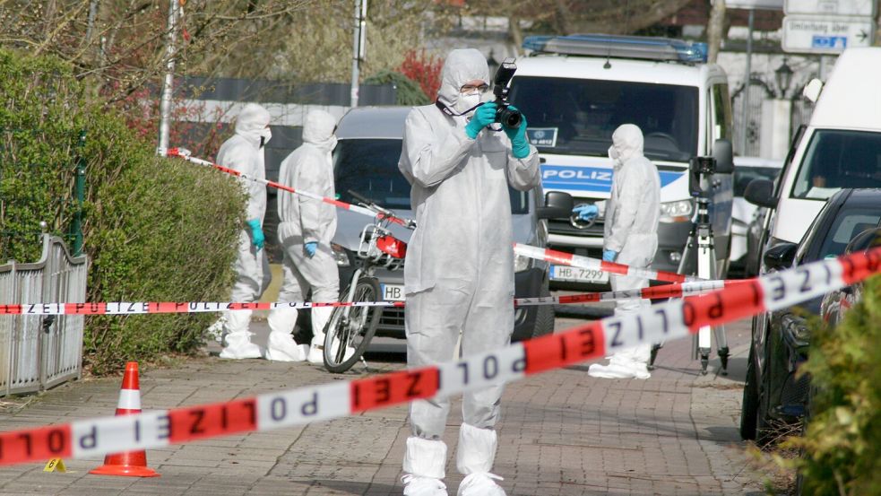Nach den Schüssen im Bremer Stadtteil Kattenturm war Spurensicherung am Tatort im Einsatz. Foto: Kai Moorschlatt/dpa