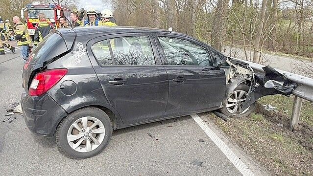 Auf der B 72 bei Sedelsberg hat sich am Sonntag ein schwerer Unfall ereignet. Foto: Feuerwehr Saterland