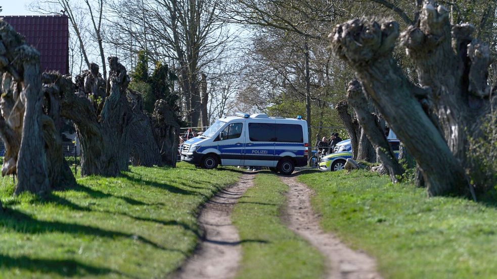 Rund um die Uhr sind Einsatzkräfte an der Küste, um den Wal zu beobachten. Foto: Marcus Golejewski