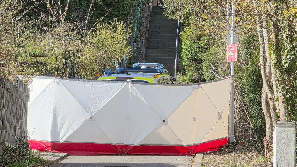 Ein Sichtschutz verdeckt die Arbeiten am Ort des Einsatzes. Foto: Kevin Schößler/dpa