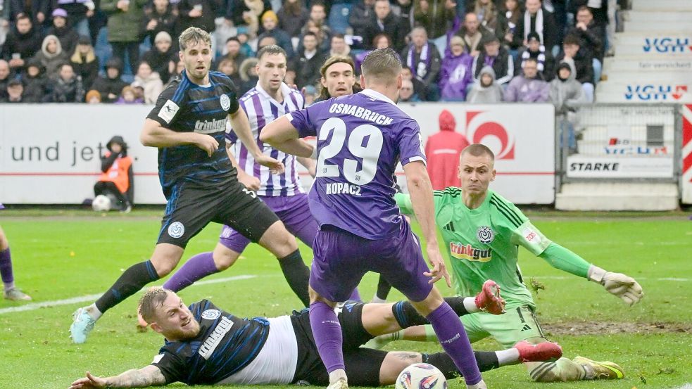 Das Hinspiel endete unentschieden: Der VfL Osnabrück und der MSV Duisburg spielten an der Bremer Brücke 0:0. Foto: Helmut Kemme