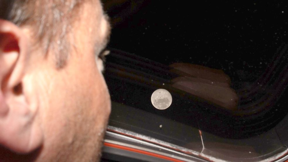 Auf dem Mond gibt es jetzt einen Krater, der nach der gestorbenen Ehefrau von Astronaut Wiseman benannt ist. Foto: Uncredited/NASA/AP/dpa