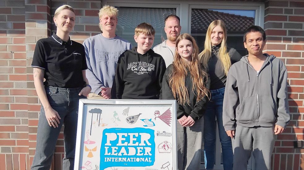 Ellen Achter (Lehrkraft vom regionalen Landesamt für Schule und Bildung ), Ole Frieling (Peer-Leader-International Projekt SDG-Peers) , Oliver Drieling, Malte Frederichs (Regional-Checker Peer-Leader-International), Felina Pastoor, Katja Hübner (Geschäftsführung Peer-Leader-International) und Juan David Carnona Torres am Ostrhauderfehner Standort des außerschulischen Lernortes. Foto: Clarissa Scherzer