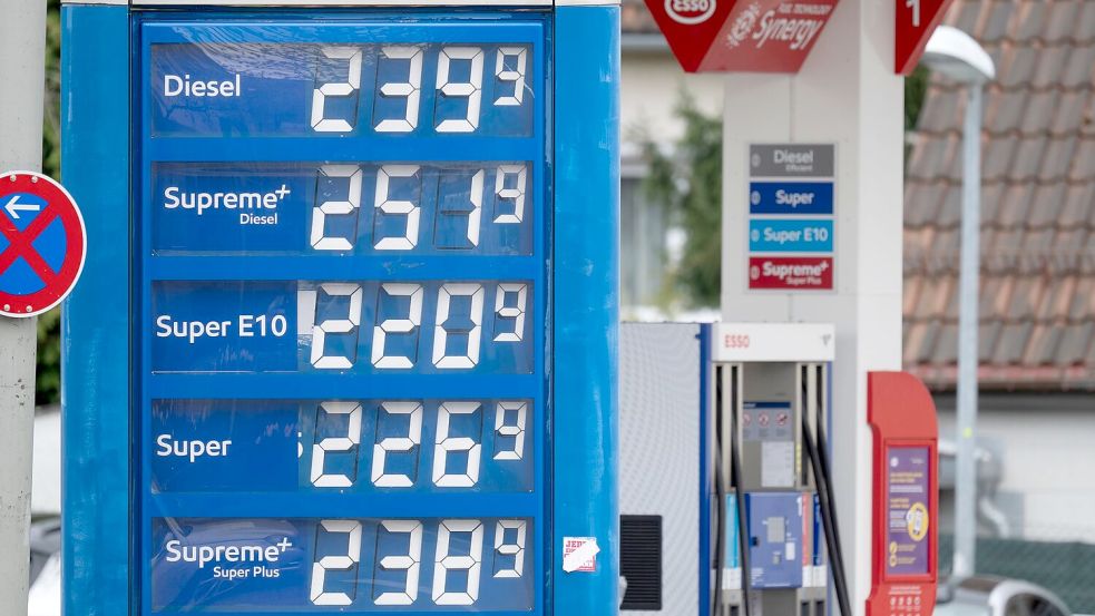 Die Spritpreise steigen weiter - Superbenzin der Sorte E10 ist nur noch eine Winzigkeit vom Allzeithoch entfernt. (Archivbild) Foto: Marijan Murat