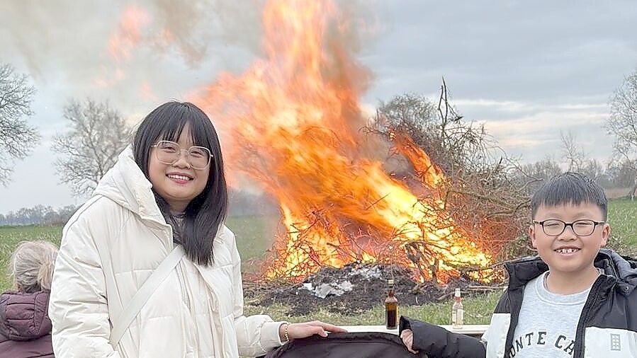 In Filsum gibt es Jahr für Jahr ein Nachbarschaftsosterfeuer. In diesem Jahr hatte die Nachbarschaft Besuch von Gästen aus Vietnam. Foto: Burkhard Mester