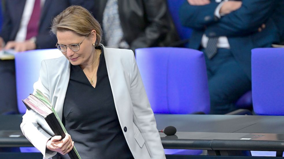 Aus Sicht von Bundesjustizministerin Stefanie Hubig (SPD) spricht viel dafür, das Schwarzfahren als Ordnungswidrigkeit zu behandeln. (Archivfoto) Foto: Sebastian Gollnow
