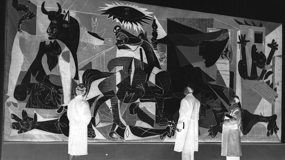 Als das Bild noch reisen durfte: Besucher der Picasso-Ausstellung 1955 in München betrachten sein Meisterwerk „Guernica“ von 1937. Foto: dpa/Georg Goebel
