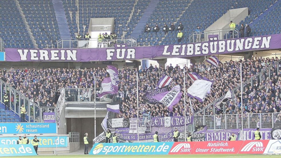 Fans des VfL Osnabrück (2019 beim Spiel gegen Uerdingen) in der Duisburger Arena. Was gilt es für das Auswärtsspiel beim MSV am Dienstagabend zu beachten? Foto: imago images / Jan Huebner