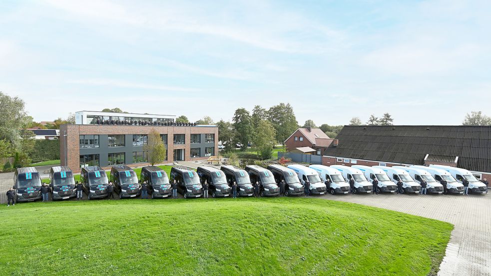 Die Mitarbeiter und der Fuhrpark vor dem 2014 in Betrieb genommenen Verwaltungsgebäude am Kolkweg 3 in Jemgum-Soltborg. Foto: Lars Klemmer