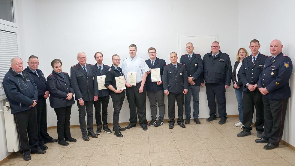 Das Foto zeigt die Feuerwehrleute aus Krummhörn-West und ihre Gäste auf der Jahreshauptversammlung (von links): Michael Fleßner, Reno Walter, Gisela Heuermann, Klaus Iwwerks, Réne Busker, Hauke Schulte, Sören Jenssen, Jonas Stomberg, Florian Burgstaller, Reiner Beekhuis, Jan-Jürgen Lüpkes, Bürgermeisterin Hilke Looden, Christian Iwwerks und Uwe Behrends. Foto: privat