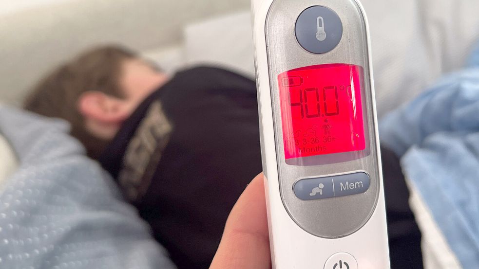 Hohes Fieber ist ein typisches Symptom bei Grippe, so wie hier auf diesem Symbolbild auf dem Fieberthermometer angezeigt wird. Foto: DPA/Julian Stratenschulte