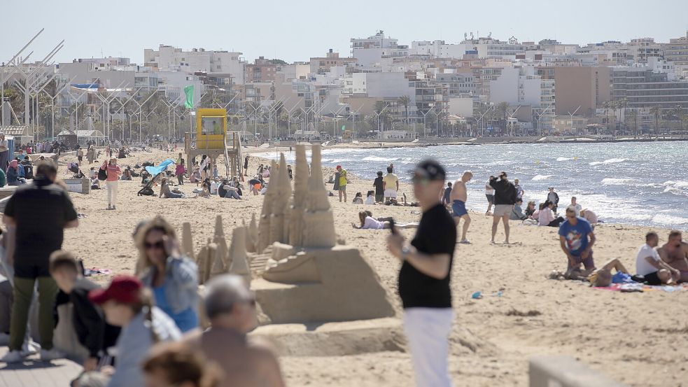 Die digitale Umbenennung des Strandes von El Arenal gibt derzeit Rätsel auf. Foto: dpa/Clara Margais