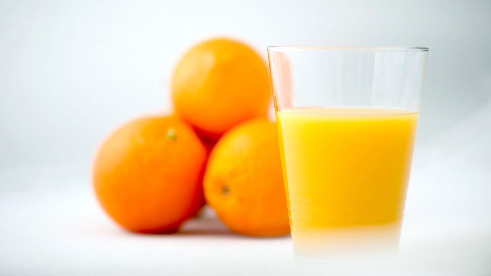 Kann lecker und teuer sein: ein Glas Organgensaft. Foto: Arno Burgi/dpa-Zentralbild/dpa