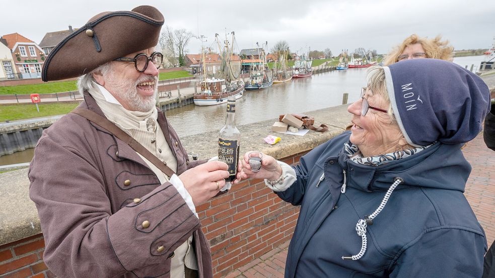 Seit dieser Saison schlüpft Detlef Meyer-Rongelraths in die Rolle des Greetsieler Hafenmeisters Quirinus aus dem 18. Jahrhundert. Wir haben uns angeschaut, wie eine solche Kostümführung aussieht. Fotos: Klaus Ortgies